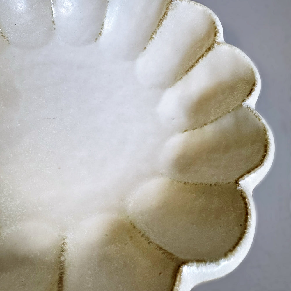 Kaneko Kohyo Rinka Serving Bowl 21cm in white, Mino ware made in Japan. Available at Toka Ceramics.