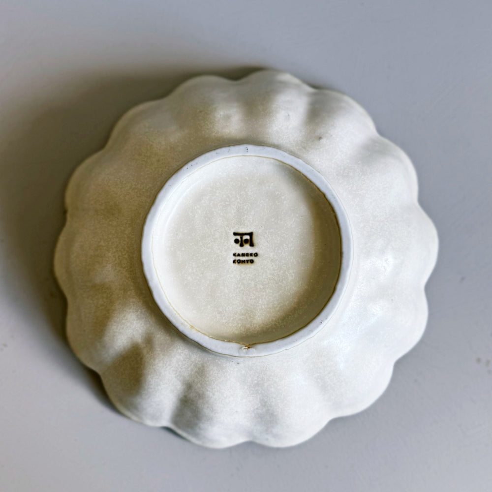 Kaneko Kohyo Rinka Serving Bowl 21cm in white, Mino ware made in Japan. Available at Toka Ceramics.