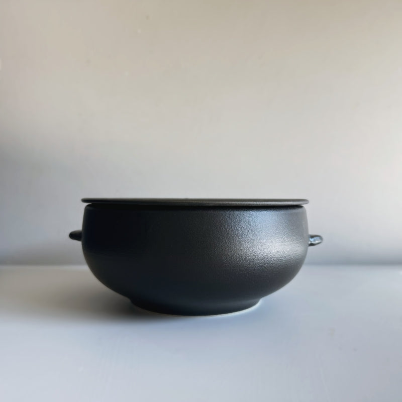 Black oven safe rice bowl, handcrafted in Gifu prefecture Japan. 