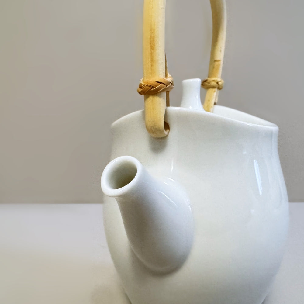 Japanese porcelain teapot 420ml, made in Japan, Mino Ware. Available at Toka Ceramics.